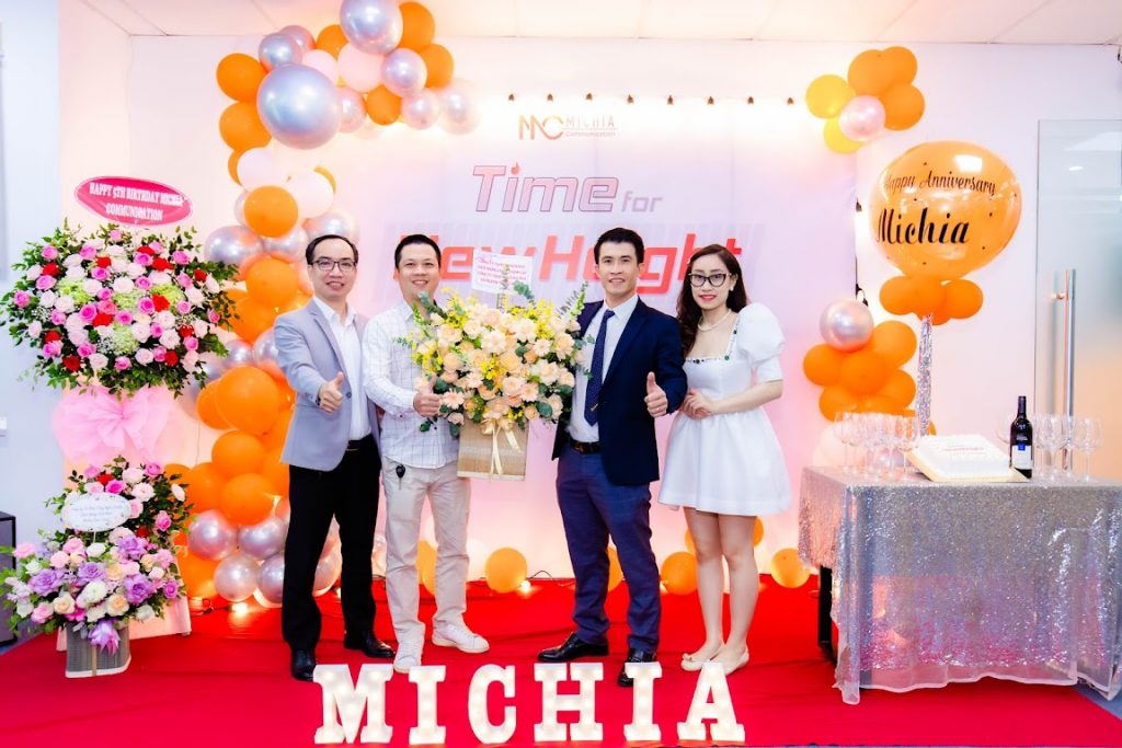 Đại diện Công ty Minh&Nao tặng hoa chúc mừng Michia