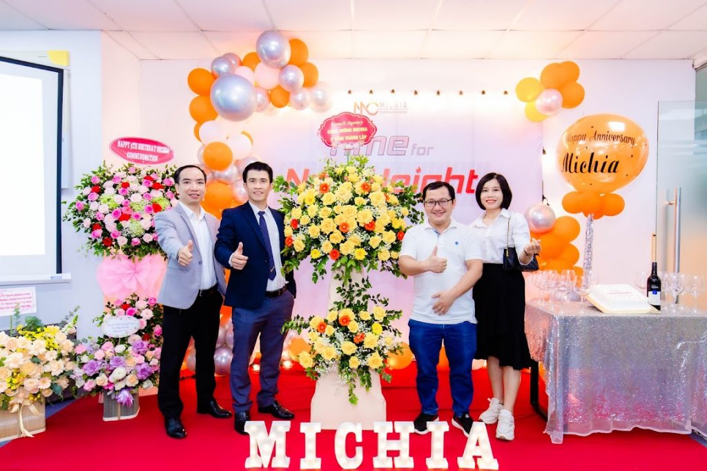 Đại diện ConeX Agency tặng hoa chúc mừng Michia