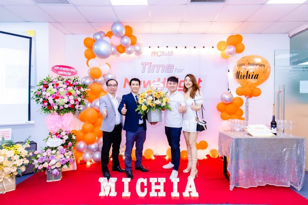 Đại diện Công ty DN Media tặng hoa chúc mừng Michia